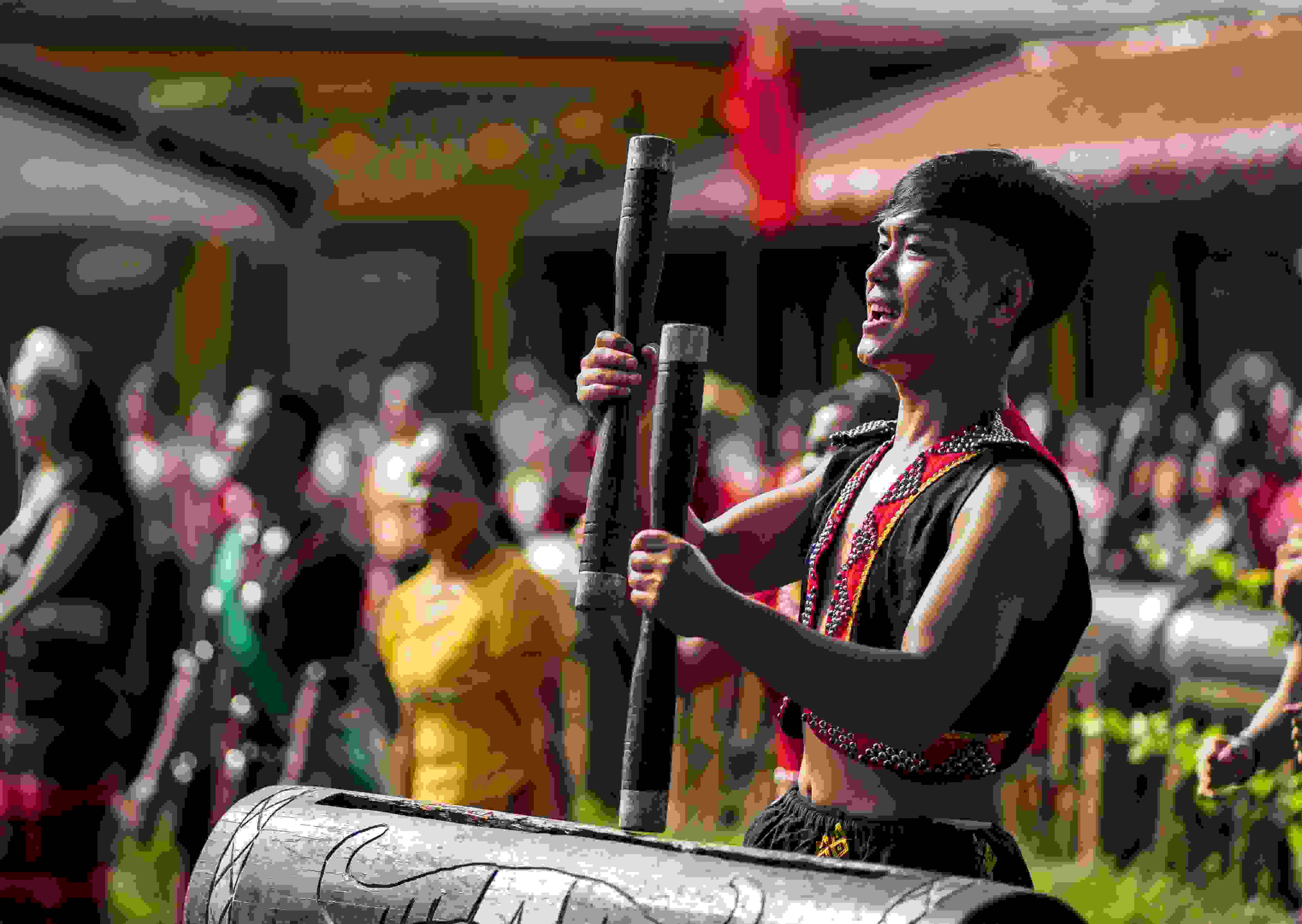 云南省滄源縣班洪鄉(xiāng)班洪村的佤族群眾唱響《阿佤人民唱新歌》（2021年8月20日攝）。