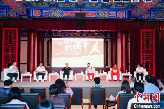 吳愉、王德新、沈?qū)W軍、江海東、朱曉蕾與在座同學(xué)們分享個(gè)人的體育故事與成長(zhǎng)感悟。上海市港澳辦供圖