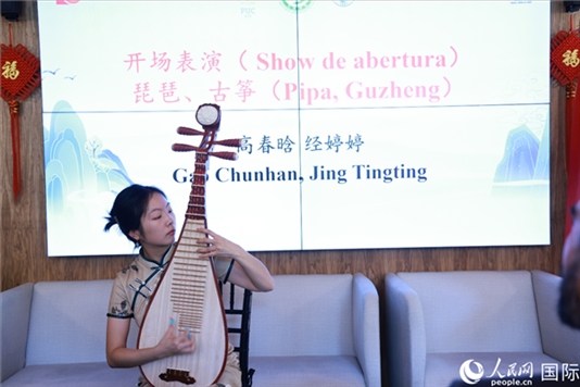 孔子學(xué)院教師在活動(dòng)現(xiàn)場(chǎng)彈奏琵琶。人民網(wǎng)記者 陳海琪攝