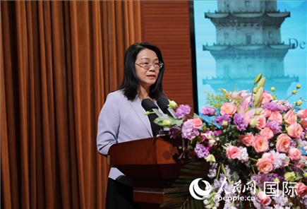 福建省人民政府外事辦公室副主任黃劭蓉在“走進(jìn)中華文明——海絲印記 世遺泉州”主題人文交流活動(dòng)中致辭。人民網(wǎng) 王婧攝
