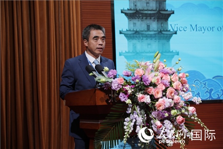 泉州市人民政府副市長(zhǎng)姚飛在“走進(jìn)中華文明——海絲印記 世遺泉州”主題人文交流活動(dòng)中致辭。人民網(wǎng) 王婧攝