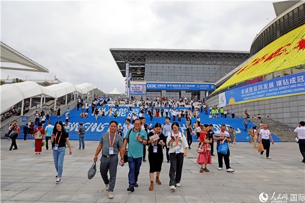 第二十一屆東博會展館外，參觀者步行離場。人民網(wǎng)記者趙益普攝