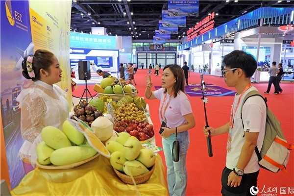 在東博會泰國展區(qū)，參觀者在向泰方工作人員了解泰國水果情況。人民網(wǎng)記者趙益普攝