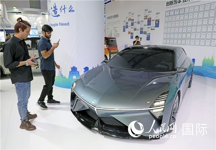 東博會上，上汽通用五菱展出的一款名為“東盟之光”的新能源概念車吸引參觀者駐足。人民網(wǎng)記者趙益普攝