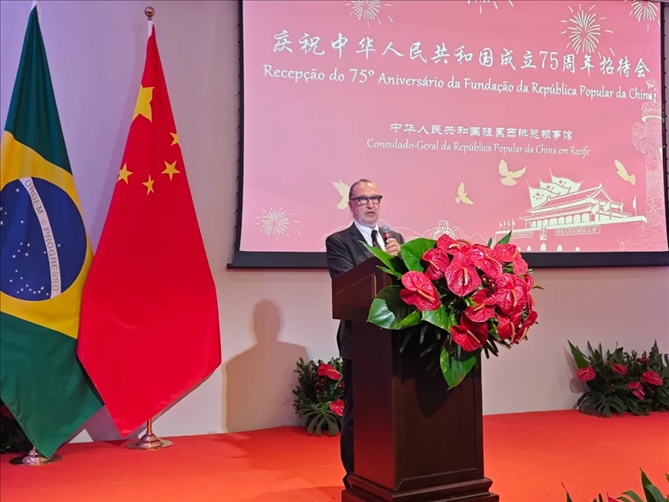 巴西外交部駐東北部地區(qū)辦公室主任德寶拉大使在招待會(huì)上致辭。 中國(guó)駐累西腓總領(lǐng)館供圖