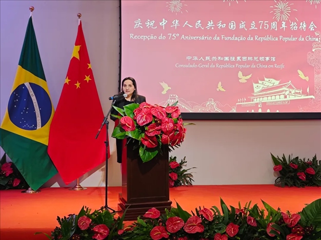 伯南布哥州州長(zhǎng)代表、科技廳長(zhǎng)維達(dá)爾在招待會(huì)上致辭。 中國(guó)駐累西腓總領(lǐng)館供圖