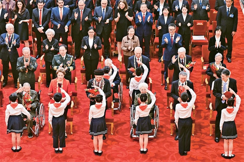 2024年9月29日，中華人民共和國國家勛章和國家榮譽(yù)稱號頒授儀式在北京人民大會堂隆重舉行。圖為少先隊(duì)員向國家勛章和國家榮譽(yù)稱號獲得者敬禮致意。 新華社記者 岳月偉/攝