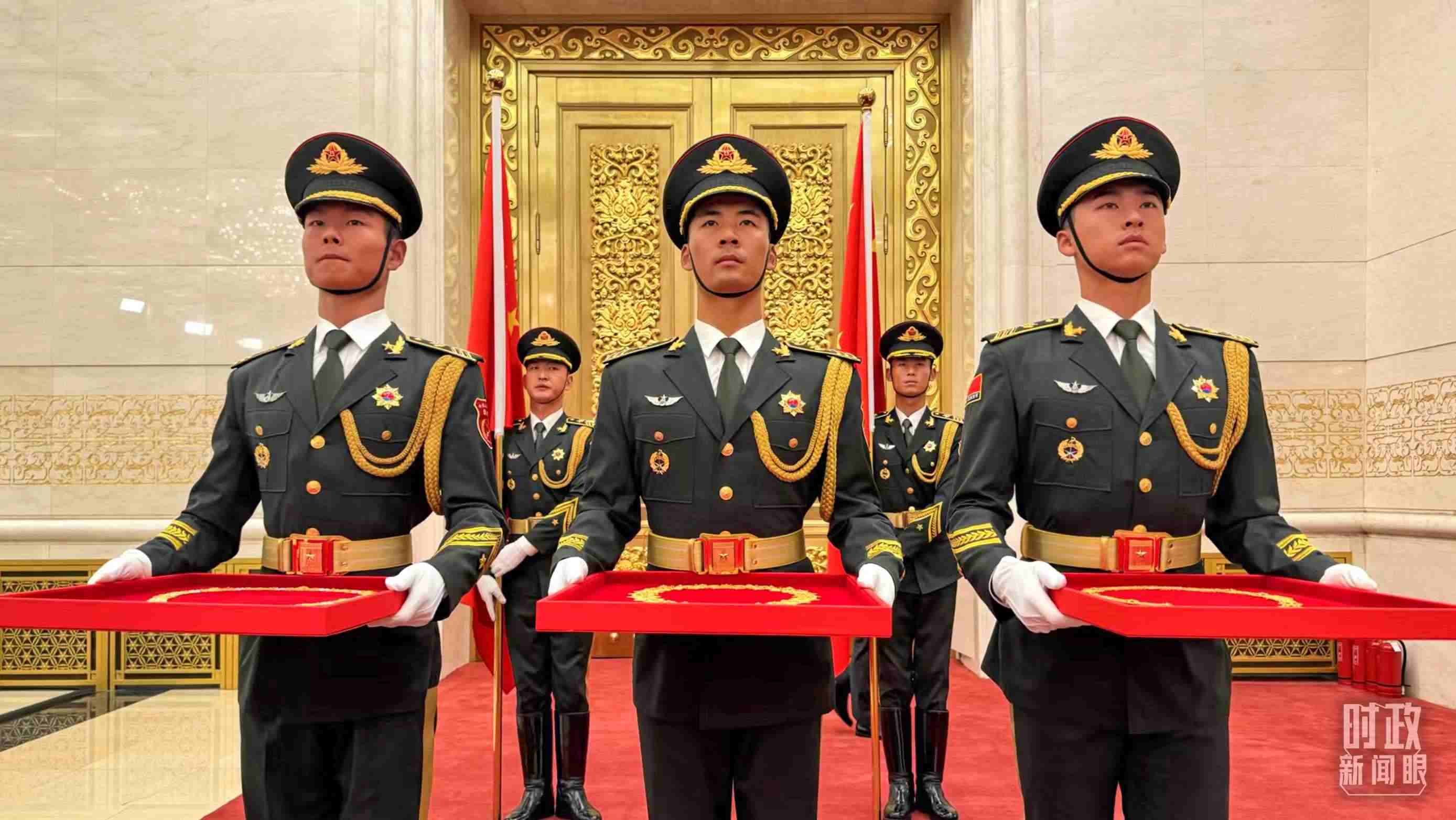 禮兵手捧共和國勛章、友誼勛章和國家榮譽(yù)稱號獎(jiǎng)?wù)?。（總臺央視記者李增仁拍攝）