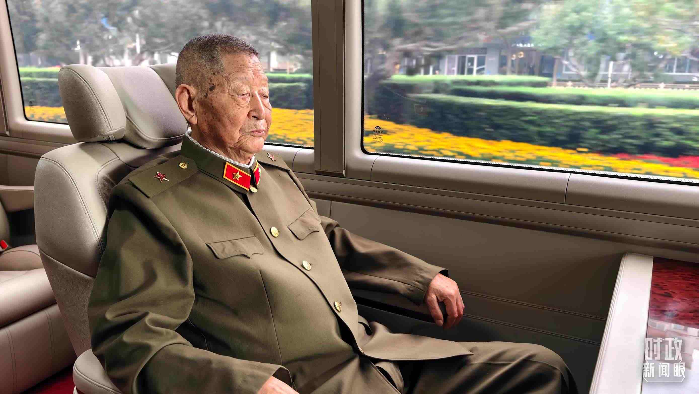 “共和國勛章”獲得者黃宗德乘坐禮賓車前往人民大會堂。（總臺央視記者胡瑋拍攝）