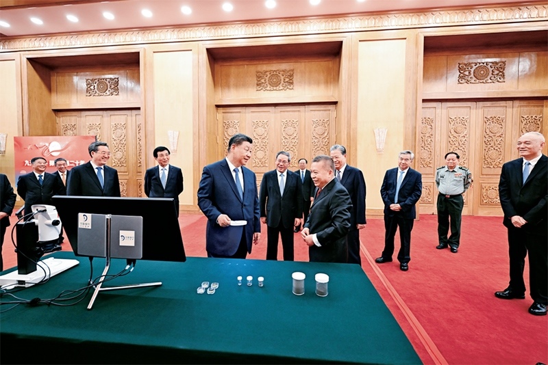 2024年9月23日，黨和國家領(lǐng)導(dǎo)人習(xí)近平、李強(qiáng)、趙樂際、王滬寧、蔡奇、丁薛祥、李希等在人民大會堂接見探月工程嫦娥六號任務(wù)參研參試人員代表并參觀月球樣品和探月工程成果展覽。這是習(xí)近平等參觀月球樣品和探月工程成果展覽。 新華社記者 謝環(huán)馳/攝