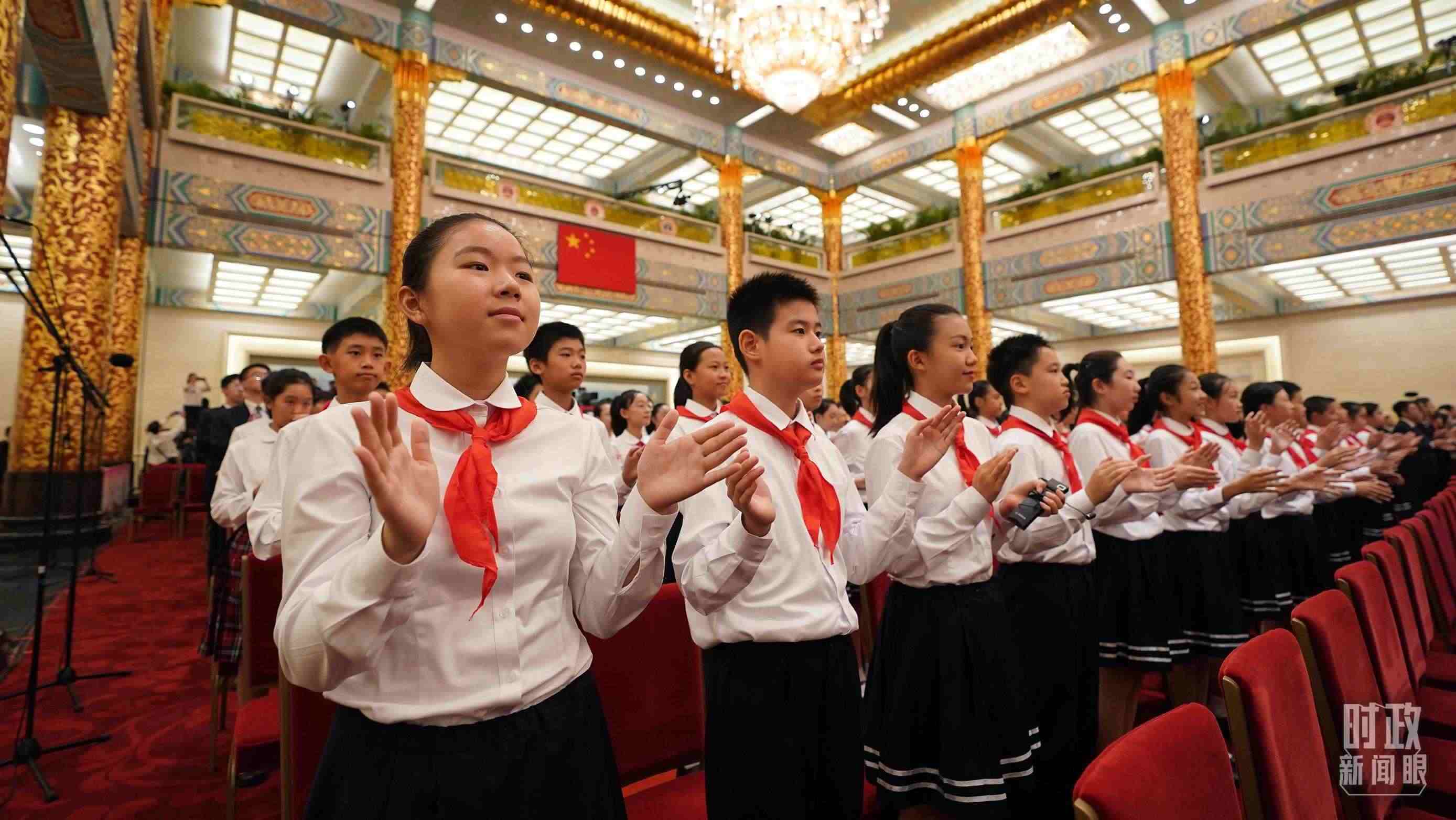 頒授儀式現(xiàn)場的少先隊(duì)員。（總臺記者李晉拍攝）