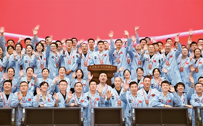 嫦娥六號完成了人類歷史上首次月球背面采樣，突破了多項(xiàng)關(guān)鍵技術(shù)，是我國建設(shè)航天強(qiáng)國、科技強(qiáng)國取得的又一標(biāo)志性成果，是我國探月工程的重要里程碑。圖為2024年6月25日，嫦娥六號任務(wù)圓滿成功后，工作人員在北京航天飛行控制中心合影。 新華社記者 金良快/攝