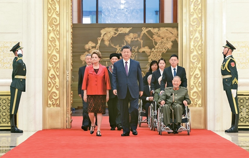 2024年9月29日，中華人民共和國國家勛章和國家榮譽(yù)稱號頒授儀式在北京人民大會堂金色大廳隆重舉行。中共中央總書記、國家主席、中央軍委主席習(xí)近平同國家勛章和國家榮譽(yù)稱號獲得者一同步入會場。 新華社記者 王曄/攝