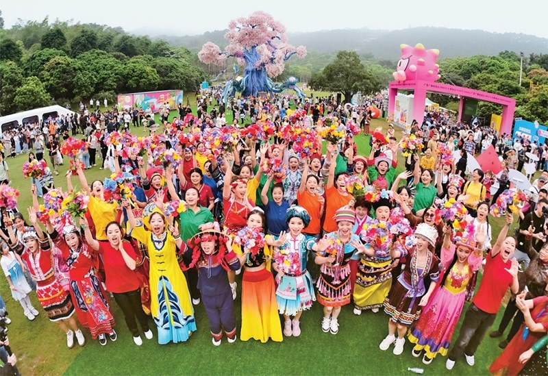 自2014年起，廣西持續(xù)舉辦“廣西三月三·八桂嘉年華”活動，各地民族民俗活動次第登臺，精彩紛呈，這個傳統(tǒng)民族節(jié)慶已演變?yōu)楦髯迦嗣窆蚕砉矘返墓?jié)日盛會和知名文化旅游品牌。圖為2024年4月11日在南寧市拍攝的活動主會場。 新華社記者 周華/攝