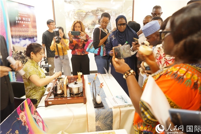 觀眾品嘗金華舉巖茶。人民網(wǎng)記者 姜宣攝