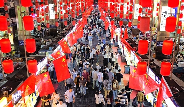 國(guó)慶臨近，河南省洛陽市老城歷史文化街區(qū)裝扮一新，國(guó)旗招展，處處洋溢著濃厚的國(guó)慶節(jié)日氛圍。來源：人民圖片網(wǎng)