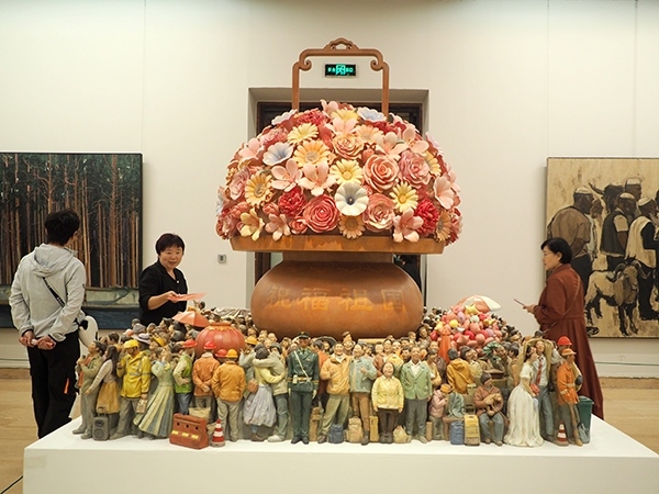 2024年9月28日，觀眾在中國(guó)美術(shù)館參觀“慶祝中華人民共和國(guó)成立75周年——第十四屆全國(guó)美術(shù)作品展覽進(jìn)京作品展”。杜建坡攝。來源：人民圖片網(wǎng)