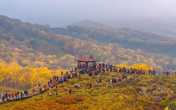 2024年9月27日，內(nèi)蒙古自治區(qū)赤峰市克什克騰旗烏蘭布統(tǒng)景區(qū)層林盡染，游人如織，風(fēng)光如畫。來源：人民圖片網(wǎng)