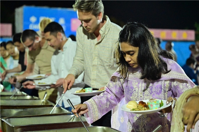 外國友人品嘗中國美食。馬騫攝