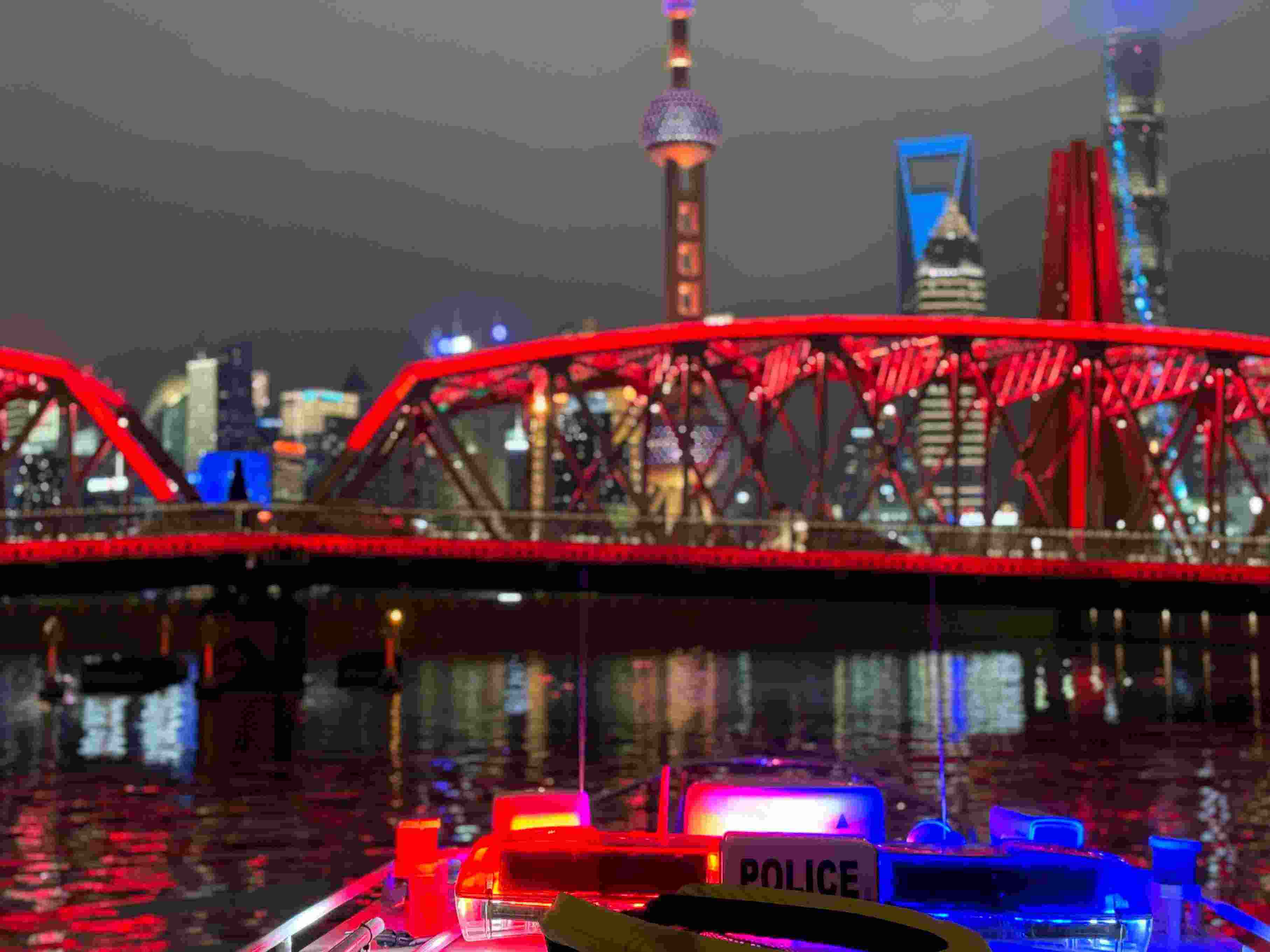 公安艇夜間巡邏。人民網記者 郝萍攝