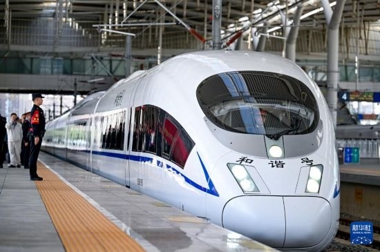 10月1日，由銀川開往惠農(nóng)的C8218次列車從銀川站駛出。