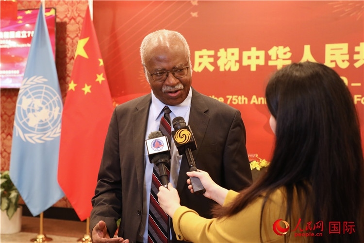 聯(lián)大主席菲勒蒙在招待會現(xiàn)場接受媒體采訪，他向中國政府和人民致以節(jié)日祝賀，表示中國的發(fā)展成就令人驚嘆。人民網(wǎng)記者 李志偉攝