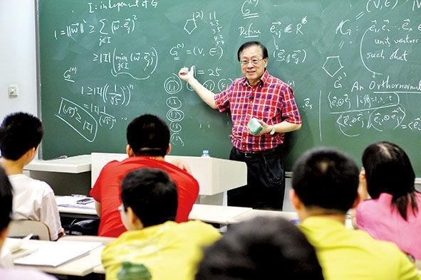 姚期智為清華大學(xué)學(xué)生授課。