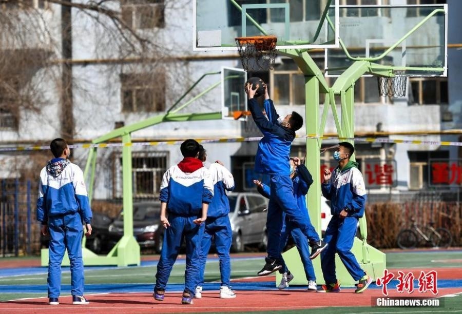 資料圖：初中生在課間休息時打籃球。中新社記者 劉新 攝