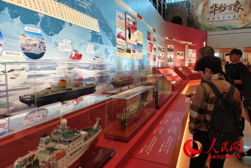 觀眾正在參觀中國極地考察40周年成就展。人民網(wǎng)記者 韋衍行攝