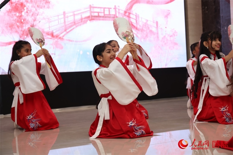 富查伊拉當(dāng)?shù)貙W(xué)校學(xué)生表演節(jié)目。人民網(wǎng)記者任皓宇攝