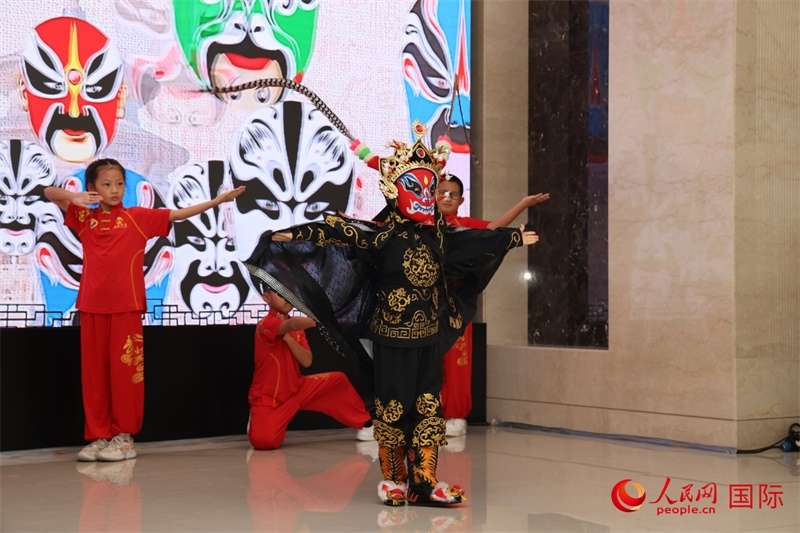 迪拜中國(guó)學(xué)校學(xué)生表演變臉。人民網(wǎng)記者任皓宇攝