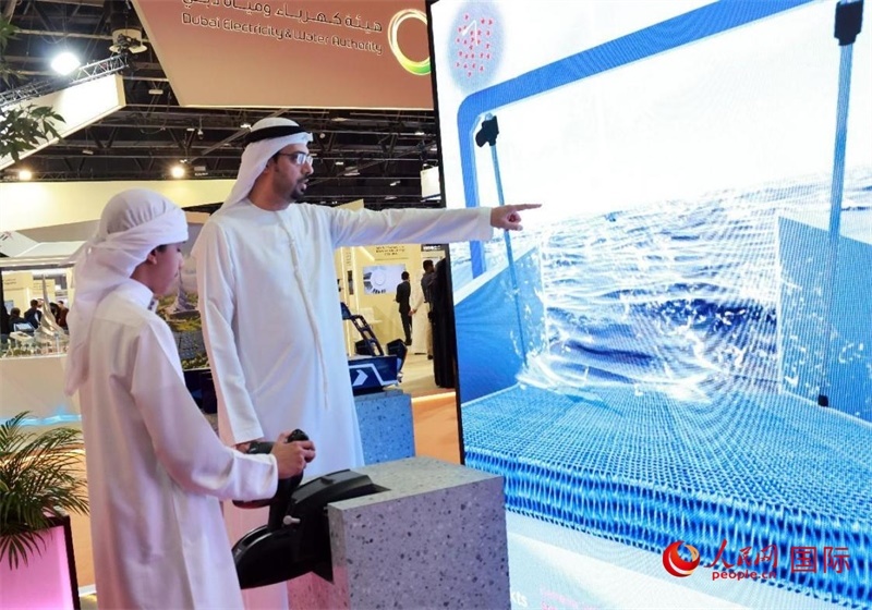 一名兒童在模擬操作船舶，撿拾海洋垃圾。人民網(wǎng)記者管克江攝