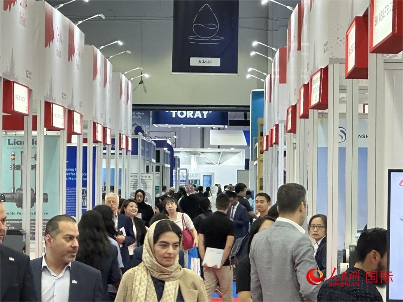 中國館前人頭攢動。人民網(wǎng)記者管克江攝