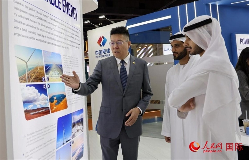 中國電建中東北非區(qū)域總部負責(zé)人向觀眾介紹公司承建的可再生能源項目。人民網(wǎng)記者 管克江攝
