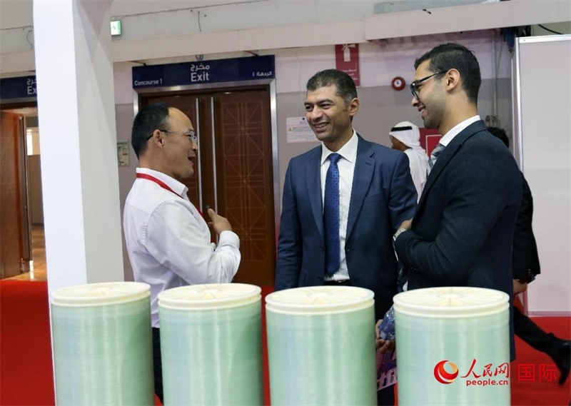 中外參展商交流。人民網(wǎng)記者管克江攝