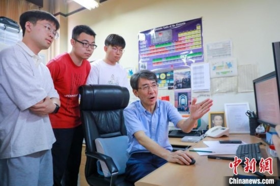 薛其坤在指導(dǎo)學(xué)生。 (受訪者供圖)