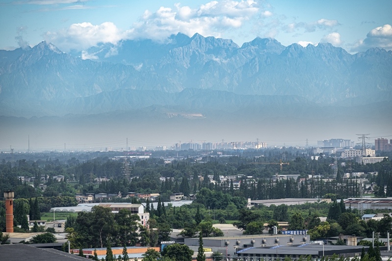 2024年7月1日，成都天氣晴好，遠(yuǎn)處雪山清晰可見(jiàn)。