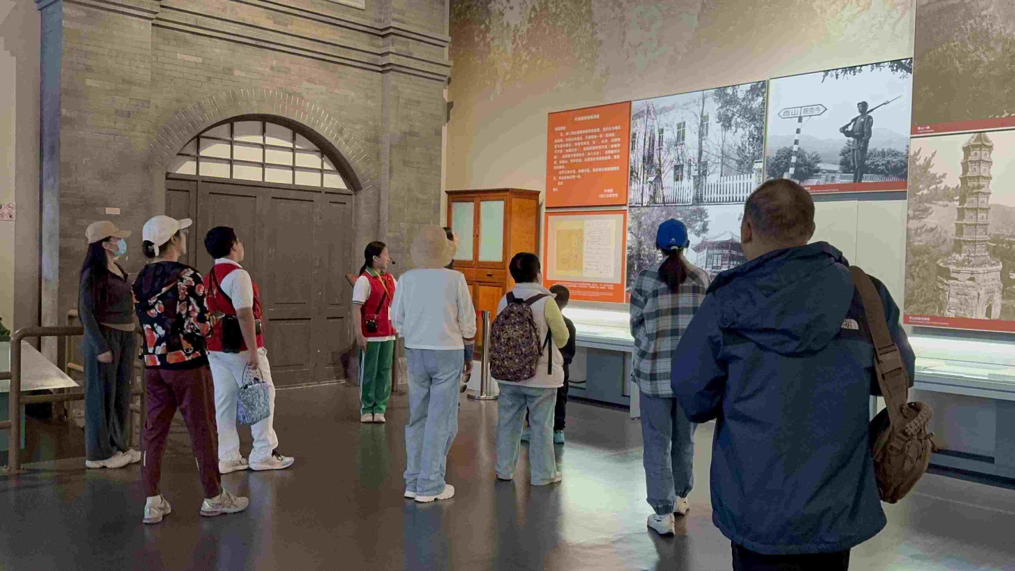 10月4日，北京香山革命紀(jì)念館內(nèi)，一名“紅領(lǐng)巾志愿者”正在為參觀者講解。人民網(wǎng)記者 劉微攝