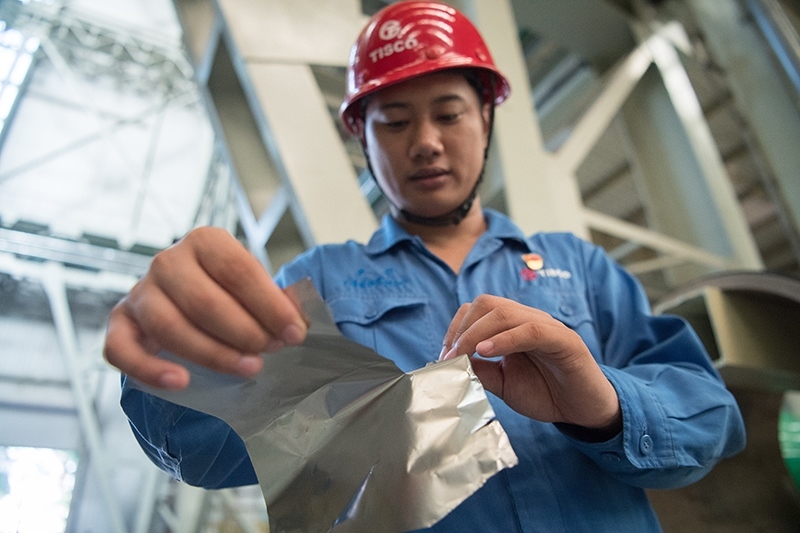 2018年8月8日，山西省太原市，太鋼不銹鋼精密帶鋼有限公司工作人員用手撕開(kāi)不銹鋼。