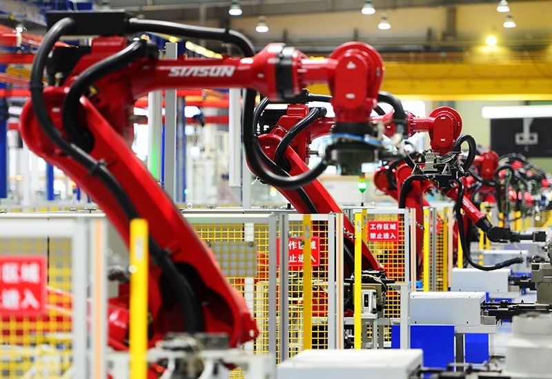 2019年11月22日，沈陽(yáng)，一家數(shù)字化智能工廠(chǎng)內(nèi)，名為SR210的機(jī)器人正在自主地抓取各種零部件，快速組裝稍小的工業(yè)機(jī)器人。