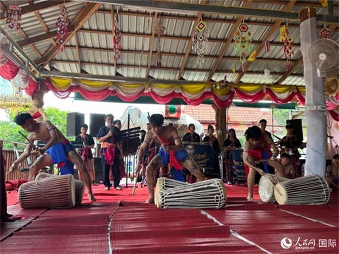 泰國藝術團體給游客表演當?shù)貍鹘y(tǒng)舞蹈。人民網記者 簡承淵攝