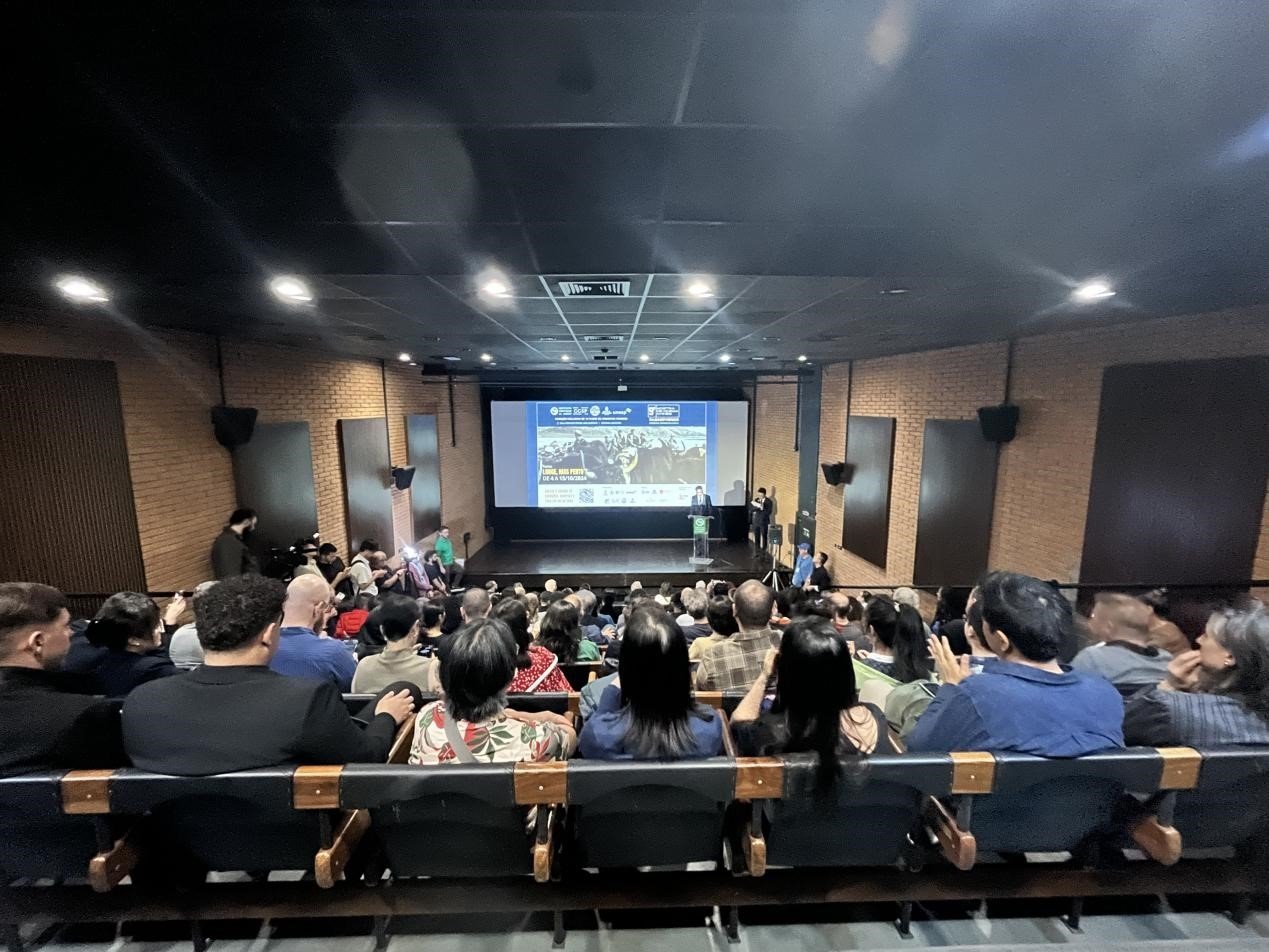 當(dāng)?shù)貢r(shí)間10月3日晚，由巴西圣保羅州立大學(xué)孔子學(xué)院舉辦的第九屆圣保羅中國(guó)電影展在圣保羅文化中心拉開帷幕。巴西圣保羅州立大學(xué)孔子學(xué)院供圖