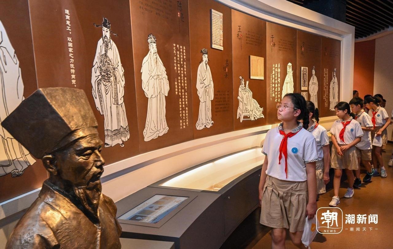 來自杭州市政苑小學(xué)的學(xué)生走進浙江省檔案館“大寫浙江人”展廳，近距離“觸摸”歷史、走進榜樣、聆聽故事，激發(fā)愛黨愛國愛家熱情。記者 董旭明 攝