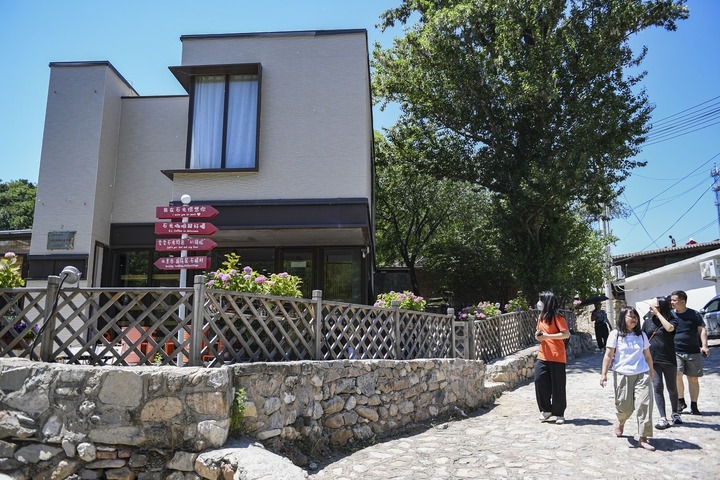 游客在北京延慶石峽村觀光（2024年6月1日攝）。新華社記者 陳鐘昊 攝