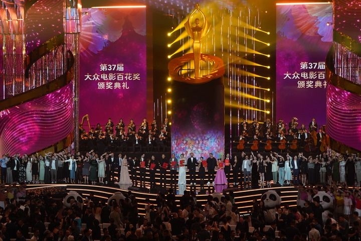 2024年8月4日，在四川成都，第37屆大眾電影百花獎(jiǎng)獲獎(jiǎng)?wù)吆痛蟊娫u審在舞臺上合影。新華社記者 唐文豪 攝