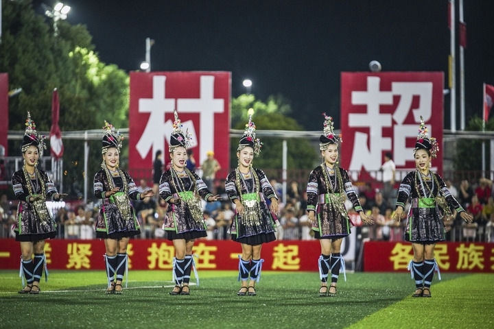 2024年9月28日，榕江縣侗族大歌隊(duì)的演員們在“村超”足球場上表演。當(dāng)日，“發(fā)現(xiàn)中國之美·相約貴州村超”國際友誼賽在貴州省黔東南苗族侗族自治州榕江縣的“村超”足球場舉行。新華社記者 陶亮 攝