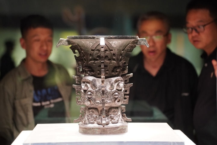 2024年5月9日，游客在陜西寶雞青銅器博物院內(nèi)參觀西周文物何尊。新華社記者 邵瑞 攝