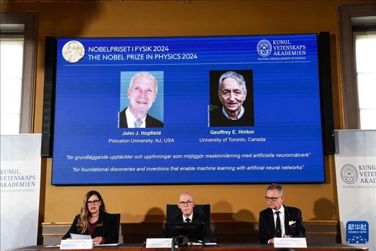 10月8日，在瑞典斯德哥爾摩舉行的2024年諾貝爾物理學獎公布現(xiàn)場，屏幕顯示獎項得主美國普林斯頓大學的約翰·霍普菲爾德和加拿大多倫多大學的杰弗里·欣頓。新華社記者 彭子洋 攝