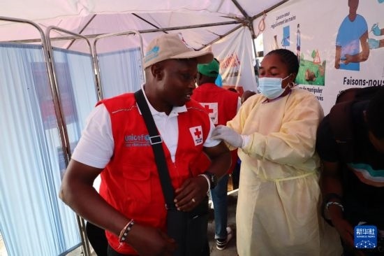 10月5日，在剛果（金）北基伍省首府戈馬市一座醫(yī)院內(nèi)，醫(yī)護(hù)人員為一名聯(lián)合國(guó)兒童基金會(huì)工作人員接種猴痘疫苗。新華社發(fā)（阿蘭·烏亞卡尼攝）