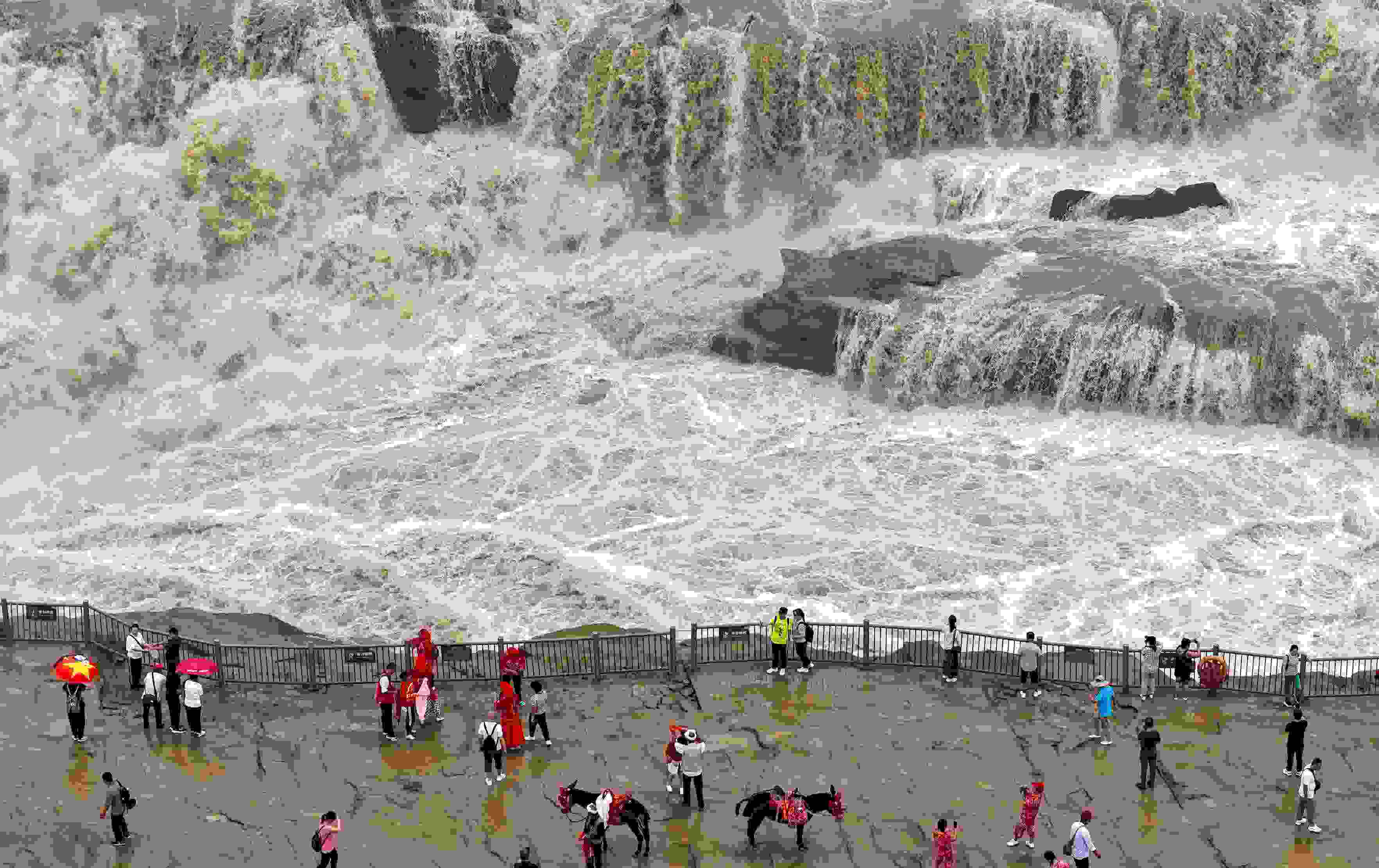 △2024年9月，游客在黃河壺口瀑布景區(qū)游覽。